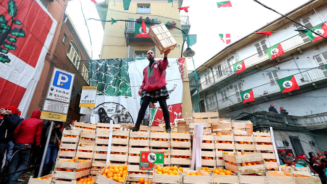 Perang lempar jeruk di Italia Foto: Reuters/Alessandro Bianchi