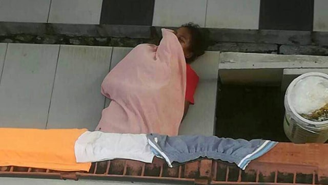 Adelina tidur di teras bersama anjing (Foto: Dok. Istimewa)