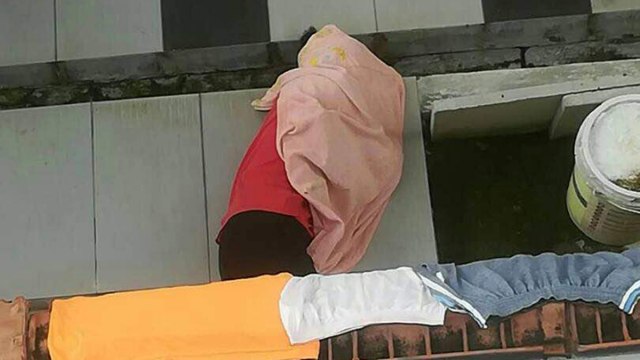 Adelina tidur di teras bersama anjing (Foto: Dok. Istimewa)