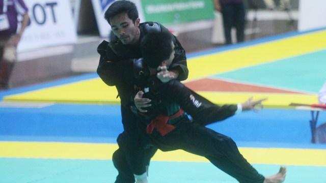 Duel pencak silat di test event Asian Games. (Foto: ANTARA FOTO/Akbar Nugroho Gumay)