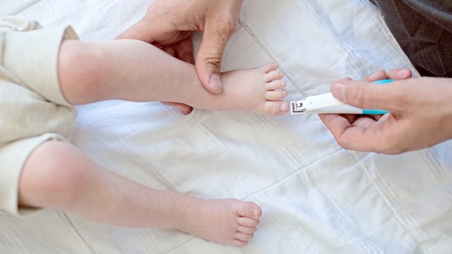 Ibu sedang memotong kuku bayi. (Foto: Pexels)