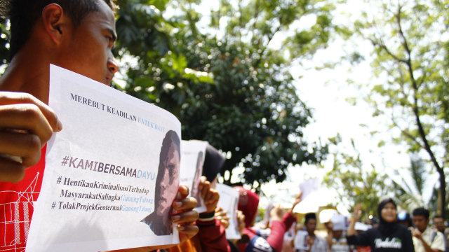 Paralegal Ditangkap, Warga Gunung Talang Aksi di Pengadilan Padang (1)