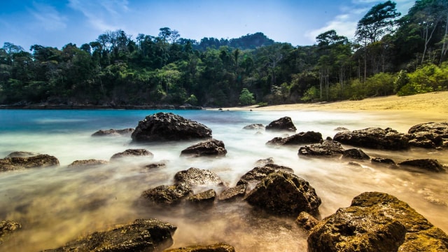 Teluk Hijau di Banyuwangi. (Foto: Flickr/gandiwor)