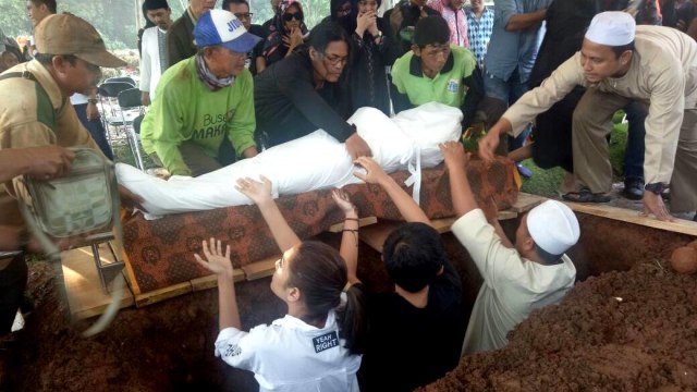 Prosesi pemakaman kakaknya Ashanty. (Foto: D.N Mustika Sari/kumparan)