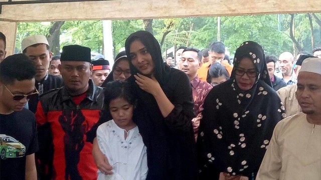 Ashanty di pemakaman kakaknya. (Foto: D.N Mustika Sari/kumparan)