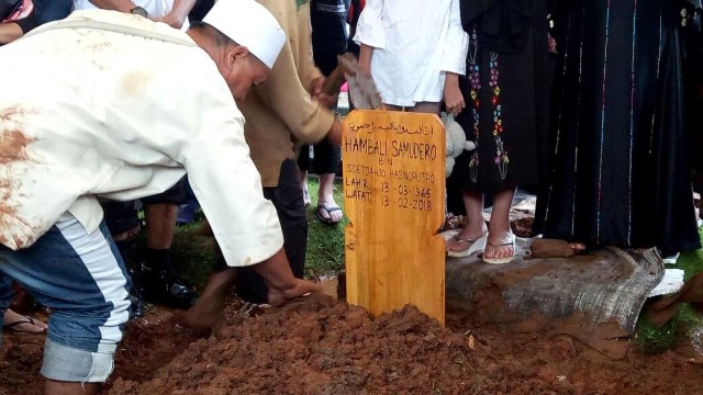 Prosesi pemakaman kakaknya Ashanty. (Foto: D.N Mustika Sari/kumparan)
