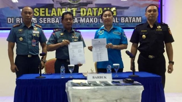 Penyerahan sabu selundupan kapal Sunrise Glory (Foto: Dok. Danlantamal Tanjung Pinang)
