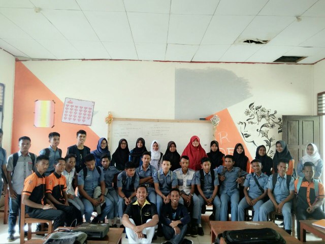 Relawan Kuliah Tak Gentar Maluku merajut asa generasi muda.