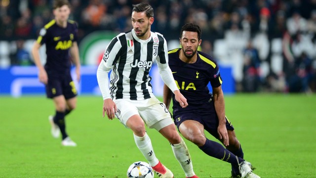 De Sciglio dibayangi Mousa Dembele. (Foto: Reuters/Massimo Pinca)