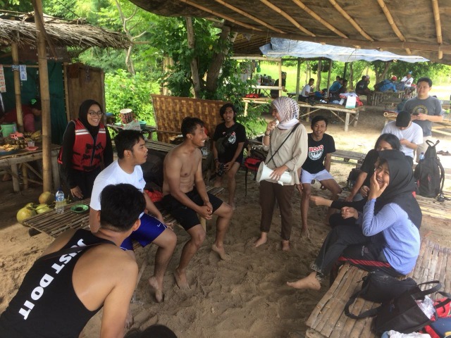 Menjelajahi dan Menikmati Permainan di Bangsring Underwater (4)