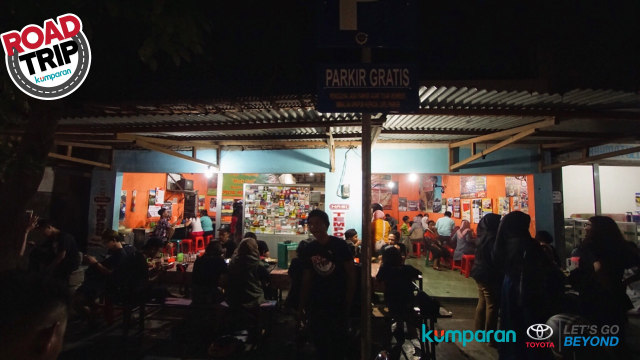 Menikmati 'Sego Tempong' Khas Warung Nasi Mbok Nah