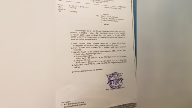 Surat terkait ijazah JR Saragih (Foto: Ade Nurhaliza)
