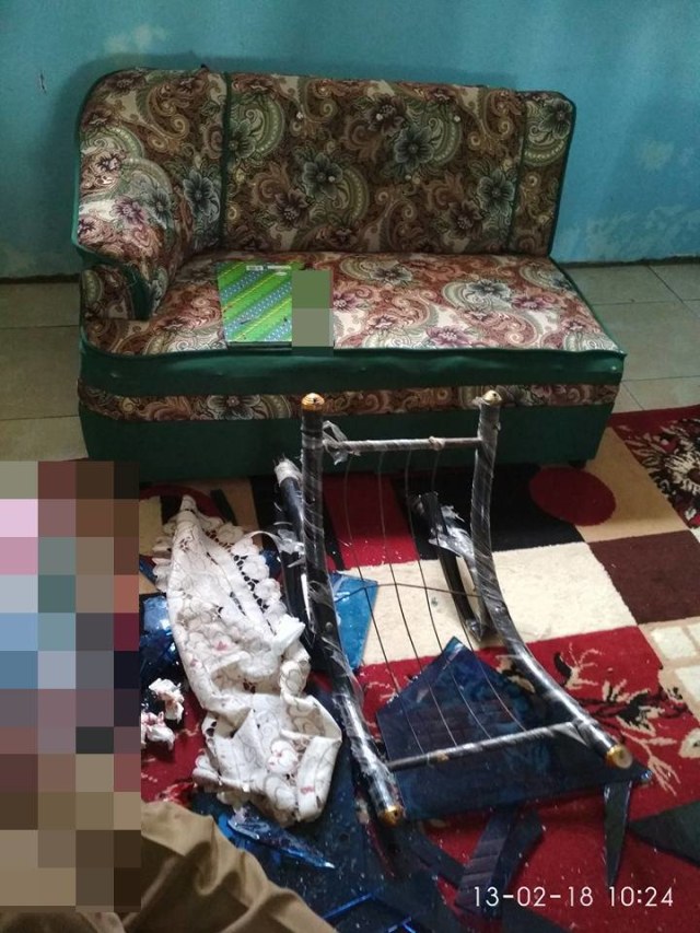 Kepala Sekolah dianiaya orang. (Foto: Facebook/Alfred Bustian)