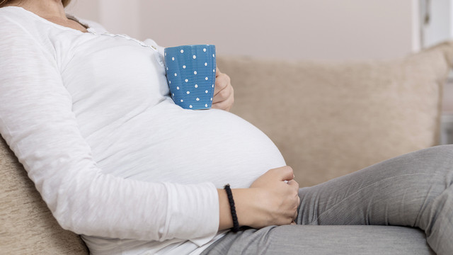 Ilustrasi ibu hamil minum air (Foto: Thinkstock)