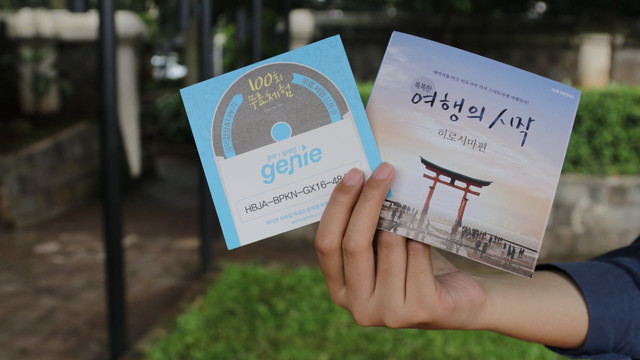 Kupon streaming musik dalam album K-Pop. (Foto: Garin Gustavian/kumparan)