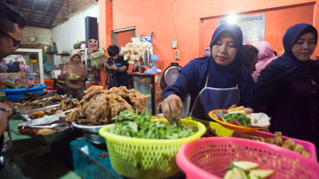 Nasi Tempong yang Pedasnya Enggak Bohong