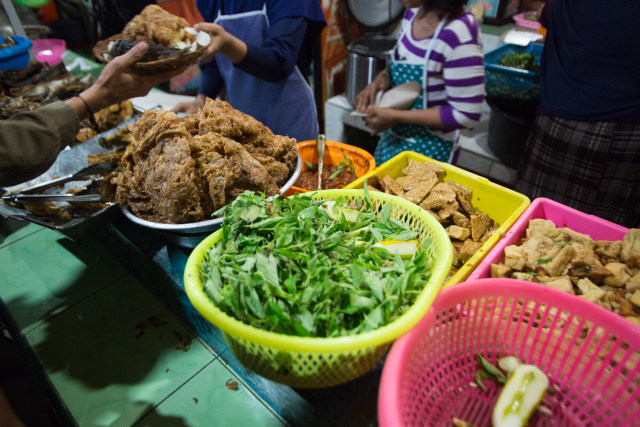 Nasi Tempong yang Pedasnya Enggak Bohong (2)