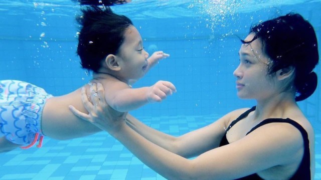 Andien dan Kawa, sedang mengikuti kelas renang. (Foto: Instagram @aquaticbabyid)