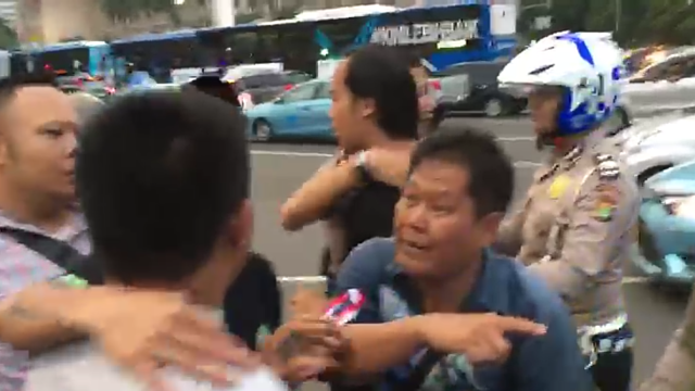 Pria mengaku polisi todong sopir taksi online. (Foto: Ainul Qalbi/kumparan)