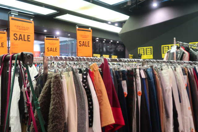 Sale pakaian di City Gate Outlet Hong Kong (Foto: Intan Kemala Sari/kumparan)
