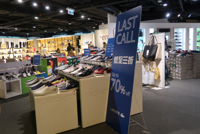 City Gate Outlet Hong Kong - Lacoste (Foto: Intan Kemala Sari/kumparan)