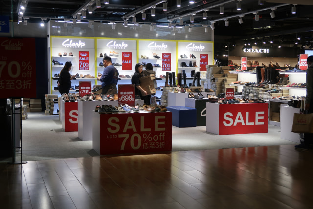 City Gate Outlet Hong Kong - Clarks (Foto: Intan Kemala Sari/kumparan)