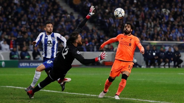 Mohamed Salah mengecoh Jose Sa. (Foto: Reuters/Matthew Childs)