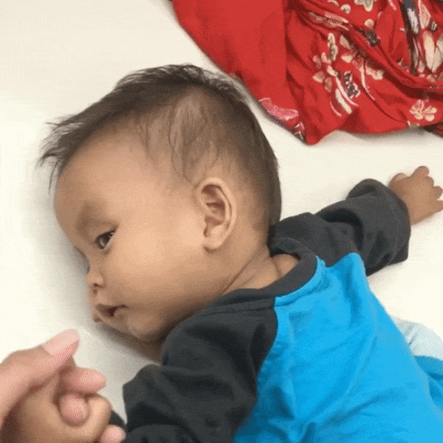 Bayi tergeletak di minimarket (Foto: Instagram @nanaaelena)