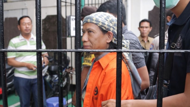 Aman Abdurrahman di balik jeruji besi. (Foto: Garin Gustavian Irawan/kumparan)