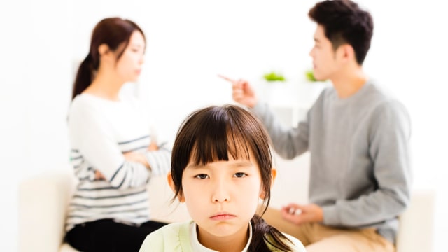 Ilustrasi orang tua over protective. (Foto: Thinkstock)