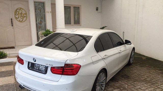 Mobil di rumah Roro Fitria. (Foto: Alexander Vito/kumparan)