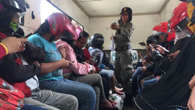 Satpol PP Surabayaa razia hari Valentine. (Foto: dok. Istimewa)