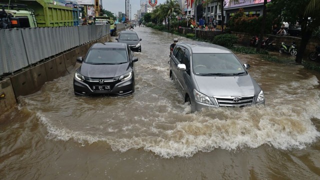 Genangan Air Hujan di Kelapa Gading (Foto: Helmi Afandi/kumparan)