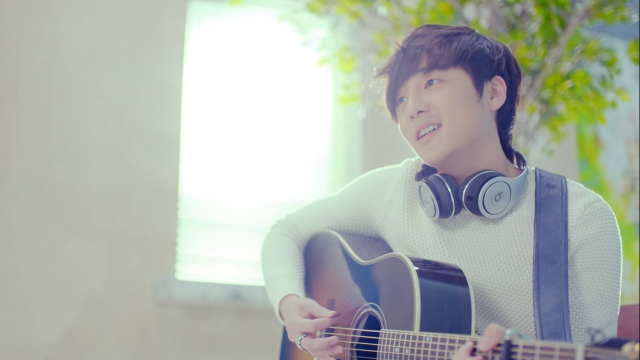 Roy Kim. (Foto: YouTube/@CJENMMUSIC Official)