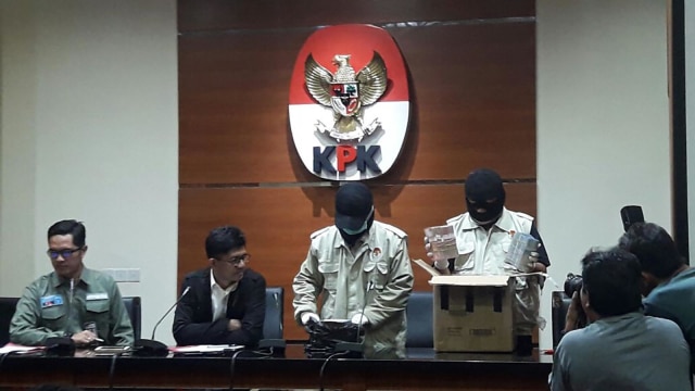 Barang Bukti OTT Bupati Lampung Tengah. (Foto: Fadjar Hadi/kumparan)