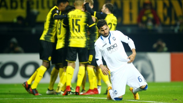 Bek Atalanta, Jose Palomino, berlutut lesu. (Foto: Reuters/Leon Kuegeler)