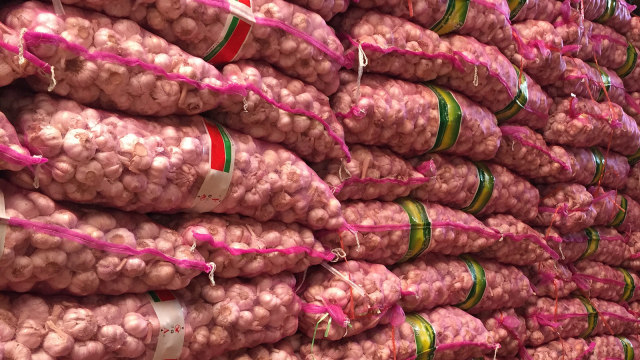 Bawang Putih di Pasar Induk Kramat Jati (Foto: Selfy Sandra Momongan/kumparan)