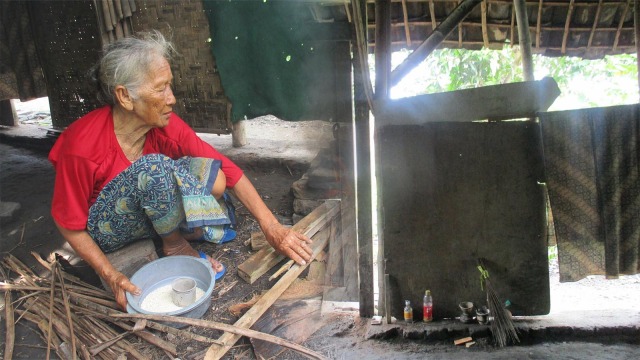 Nenek Surip dan rumahnya di Blitar. (Foto: Instagram/@andi_kuswoyo_)