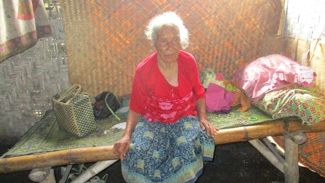 Nenek Surip dan rumahnya di Blitar. (Foto: Instagram/@andi_kuswoyo_)