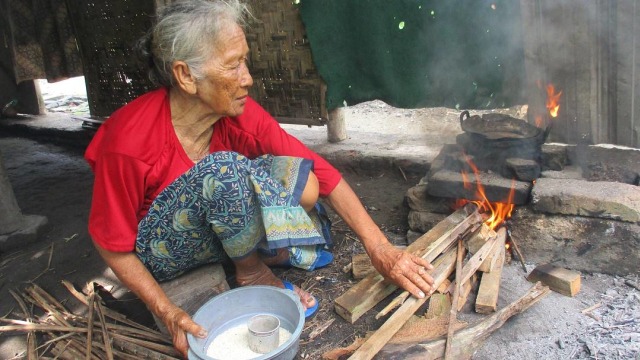 Nenek Surip dan rumahnya di Blitar. (Foto: Instagram/@andi_kuswoyo_)