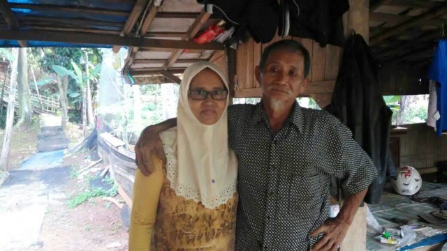 Engkong Dola bersama isterinya Rina. (Foto: Yuana Fatwalloh/kumparan)