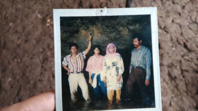 Engkong Dola semasa muda (baju garis-garis) (Foto: Yuana Fatwalloh/kumparan)