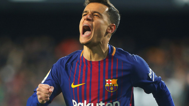 Coutinho dalam laga vs Valencia. (Foto: REUTERS/Heino Kalis)