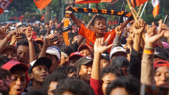 Jakmania di Balai Kota DKI Jakarta. (Foto: Jamal Ramadhan/kumparan)
