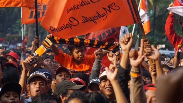 Jakmania di Balai Kota DKI Jakarta. (Foto: Jamal Ramadhan/kumparan)