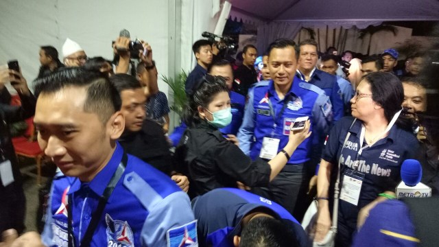 AHY dan Ibas di KPU RI. (Foto: Kevin Kurnianto/kumparan)