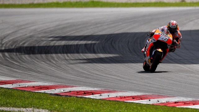 Dani Pedrosa di tes pramusim Thailand. (Foto: MANAN VATSYAYANA / AFP)