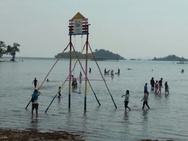 Wisatawan Asing Kagumi Pantai Viovio di Sembulang (3)