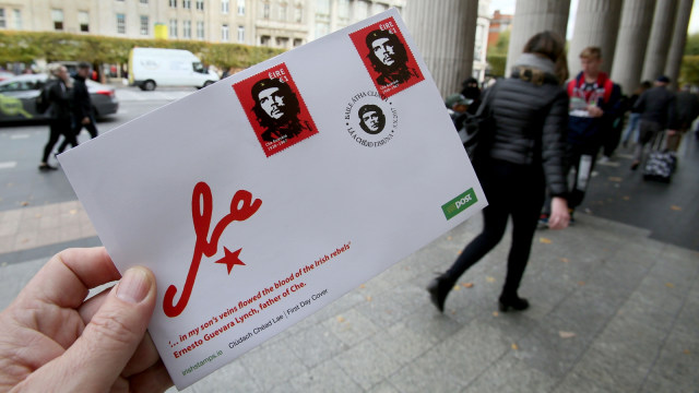 Che Guevara karya Jim Fitzpatrick. (Foto: AFP/Paul Faith)