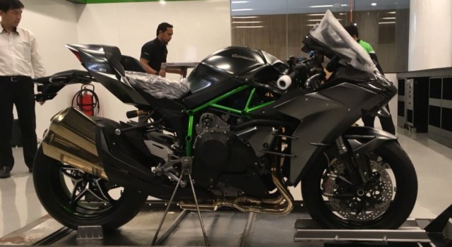 Kawasaki H2 Carbon (Foto: Alfons Hartanto/kumparanOTO)